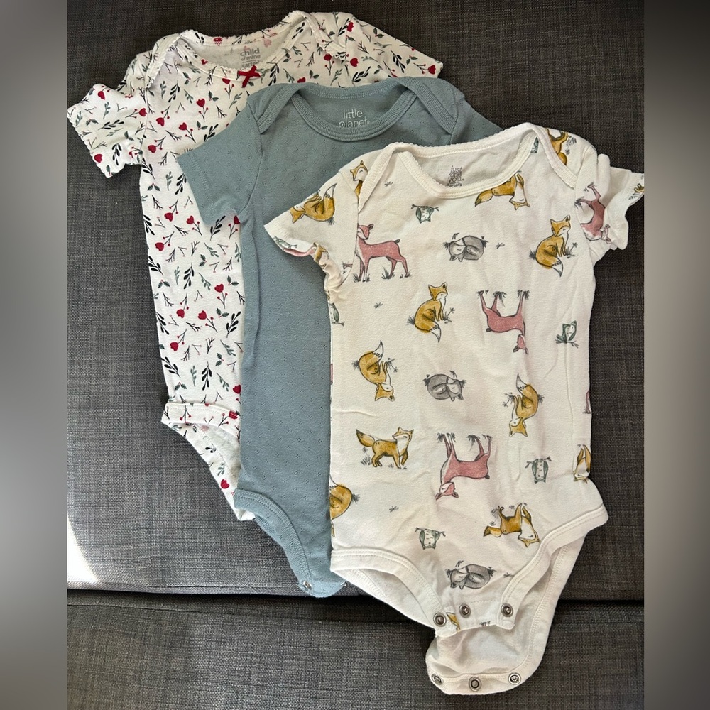 Bundle of 3 onesies size 18 months
